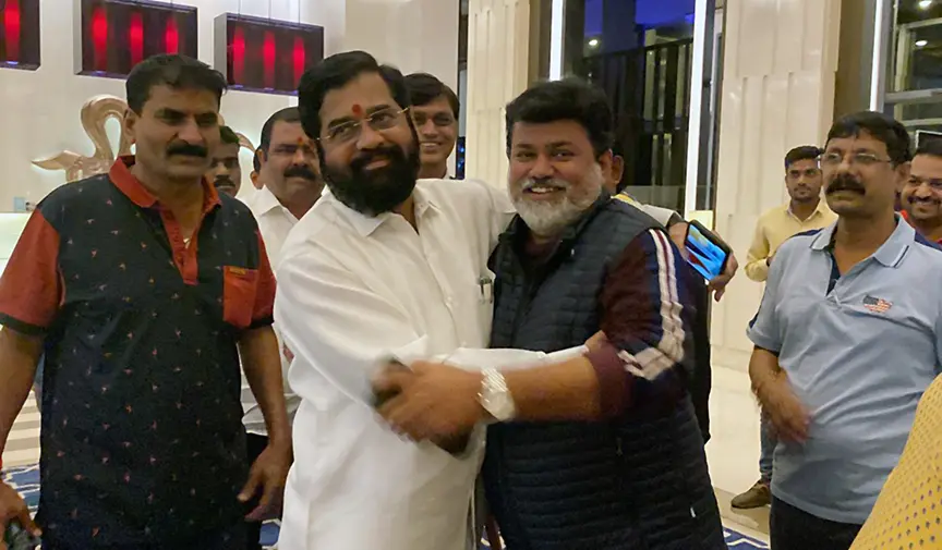 ഏകനാഥ് ഷിന്ദേ (ഇടത്), വിമത ക്യാമ്പിലെത്തിയ മന്ത്രി ഉദയ് സാമന്തിനെ ആശ്ലേഷിക്കുന്നു| Photo: ANI