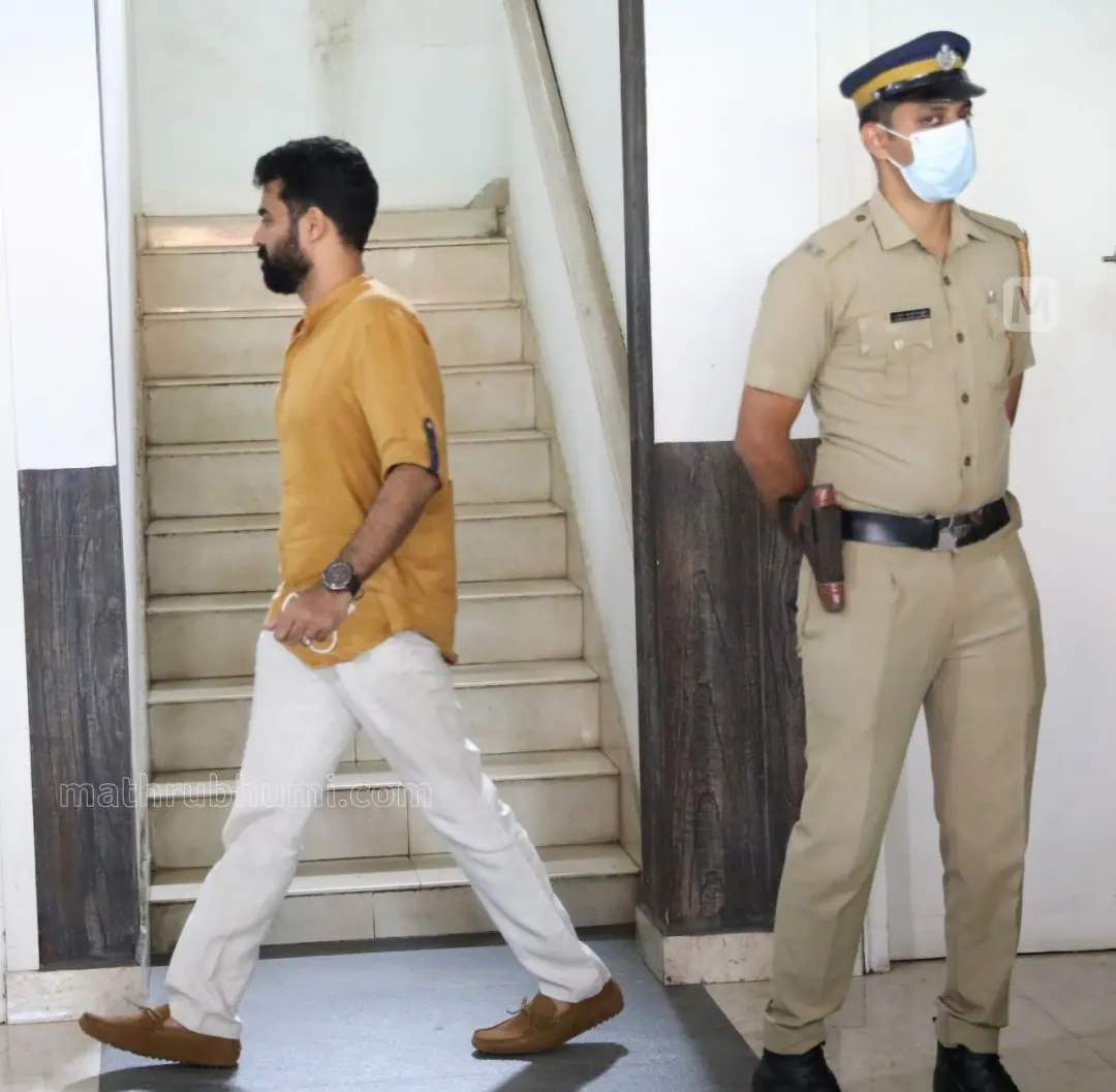 വിജയ് ബാബു തിങ്കളാഴ്ച എറണാകുളം സൗത്ത് പോലീസ് സ്റ്റേഷനിൽ ഹാജരായപ്പോൾ | ഫോട്ടോ: ബി. മുരളീകൃഷ്‌ണൻ / മാതൃഭൂമി
