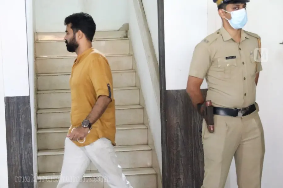 'ഞാന് മരിച്ചുപോകും, അവള് എന്നെ തല്ലിക്കോട്ടെ'; വിജയ് ബാബുവിന്റെ ഫോണ്സംഭാഷണം പുറത്ത്