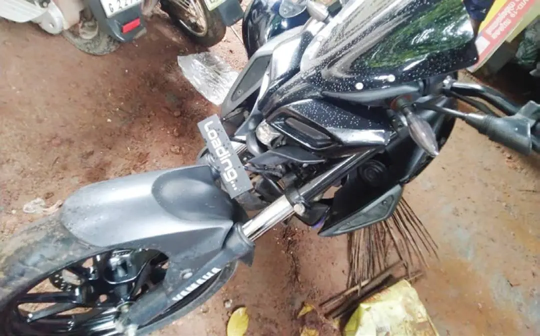 ബൈക്കില്‍ നമ്പറിനുപകരം ലോഡിങ് എന്നെഴുതിയിരിക്കുന്നു  | ഫോട്ടോ: മാതൃഭൂമി