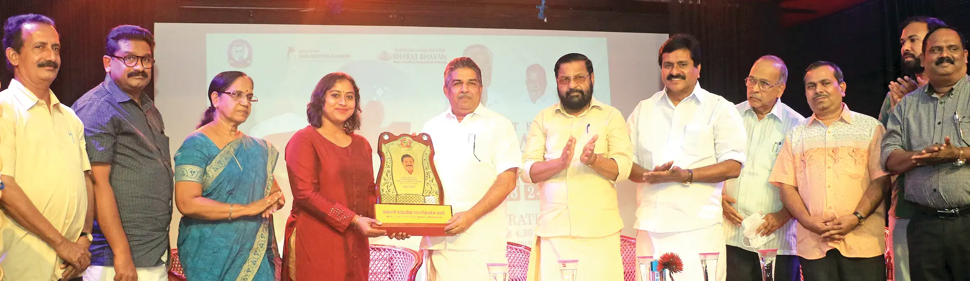 ഭാരത് ഭവനും വയലാർ രാമവർമ സാംസ്കാരികവേദിയും ചേർന്ന് സംഘടിപ്പിച്ച ഐ.വി.ശശി ഫിലിം ഫെസ്റ്റിവലിന്റെ ഉദ്ഘാടനച്ചടങ്ങിൽ ഏറ്റവുമധികം ഐ.വി.ശശി സിനിമകൾ നിർമിച്ച നിർമാതാവ് പി.വി.ഗംഗാധരനുള്ള ആദരം മാതൃഭൂമി തിരുവനന്തപുരം യൂണിറ്റ് മാനേജർ അഞ്ജലി രാജൻ മന്ത്രി സജി ചെറിയാനിൽനിന്ന് ഏറ്റുവാങ്ങുന്നു. മുൻ മേയർ കെ.ചന്ദ്രിക, കടകംപള്ളി സുരേന്ദ്രൻ എം.എൽ.എ., വി.എസ്.ശിവകുമാർ തുടങ്ങിയവർ സമീപം | ഫോട്ടോ: മാതൃഭൂമി ഇ പേപ്പർ