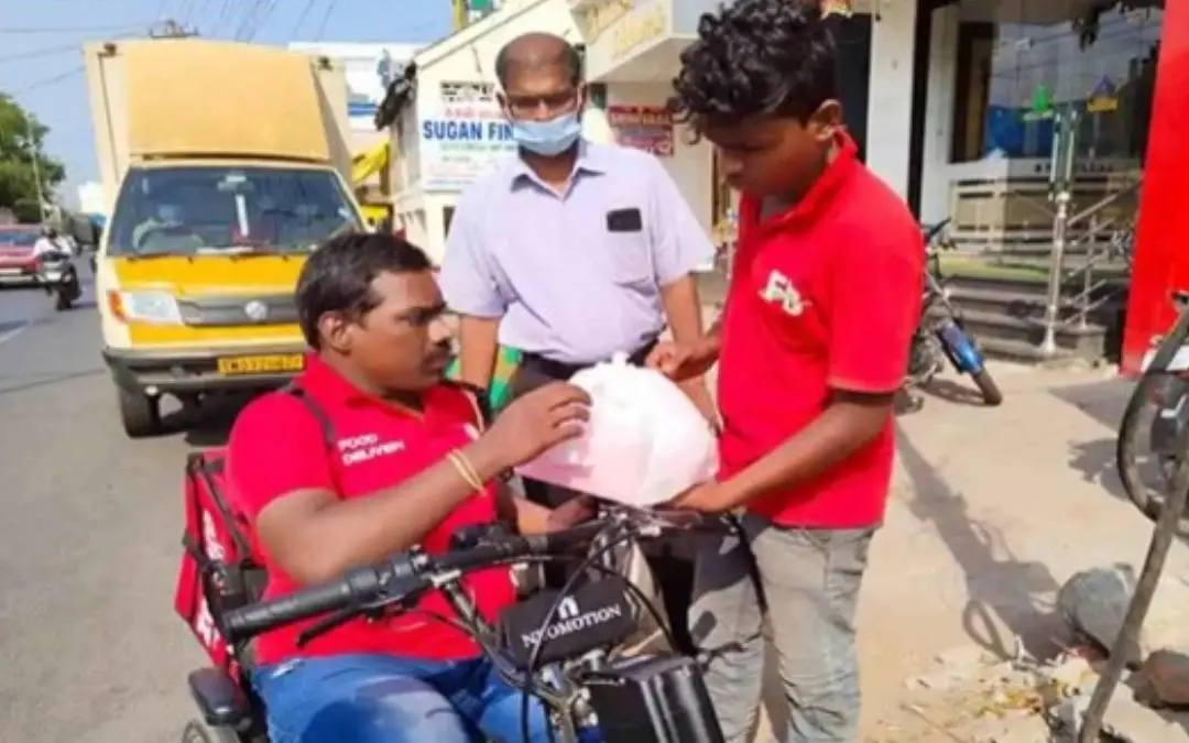 ഗണേഷ് മുരുഗന് വീല്ചെയറില് ഫുഡ് ഡെലിവറി നടത്തുന്നു | Photo: Twitter