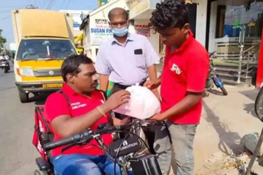അപകടം ശരീരം തളര്‍ത്തി, പക്ഷേ മനസ്സ് തളര്‍ത്തിയില്ല; വീല്‍ചെയറില്‍ ഫുഡ് ഡെലിവറി നടത്തി യുവാവ്