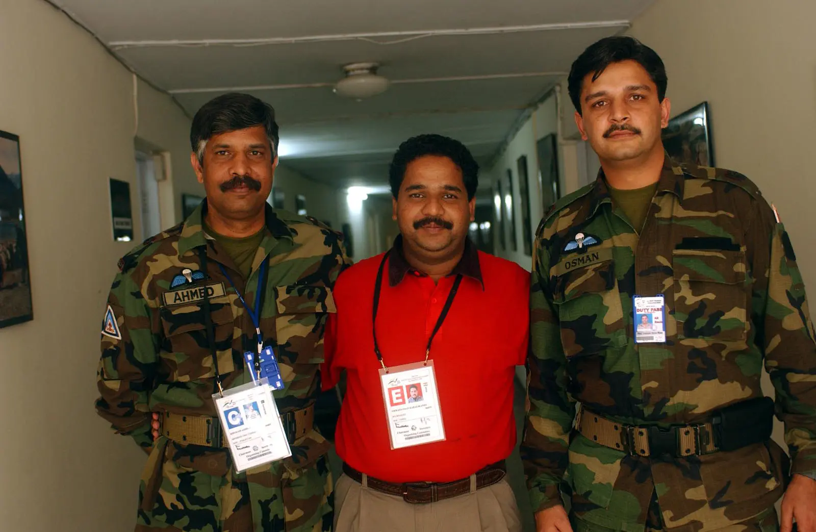 പാകിസ്താനിൽ ഇന്ത്യൻ സംഘത്തിന്റെ സംരക്ഷണ ചുമലതയുണ്ടായിരുന്ന സൈനിക ഉദ്യോഗസ്ഥർക്കൊപ്പം ലേഖകൻ. ഫോട്ടോ പി മുസ്തഫ