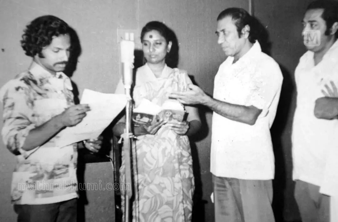 എസ്. ജാനകിക്കും എ.ടി. ഉമ്മറിനും ഒപ്പം ഇടവ ബഷീര്| Photo: Mathrubhumi Archives