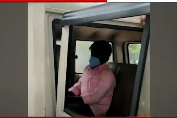 കളളവോട്ടിന് ശ്രമിച്ചയാള് കസ്റ്റഡിയില്; നടപടി കോണ്ഗ്രസിന്റെയും എന്ഡിഎയുടെയും പരാതിക്കു പിന്നാലെ