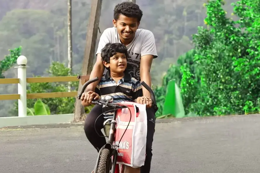 പറക്കാനൊരുങ്ങി പ്രകാശൻ, സൂരജ് സന്തോഷിന്റെ ശബ്ദത്തിൽ പുതിയഗാനം പുറത്ത്
