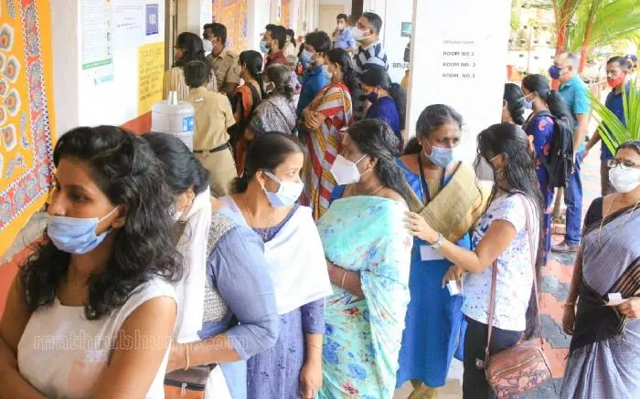 തൃക്കാക്കര ഉപതെരഞ്ഞെടുപ്പില് കടവന്ത്ര സെന്റ് ജോസഫ് യു.പി സ്കൂളില് വോട്ട് ചെയ്യുവാനെത്തിയവരുടെ തിരക്ക്.| ഫോട്ടോ: ബി.മുരളീകൃഷ്ണന്/ മാതൃഭൂമി