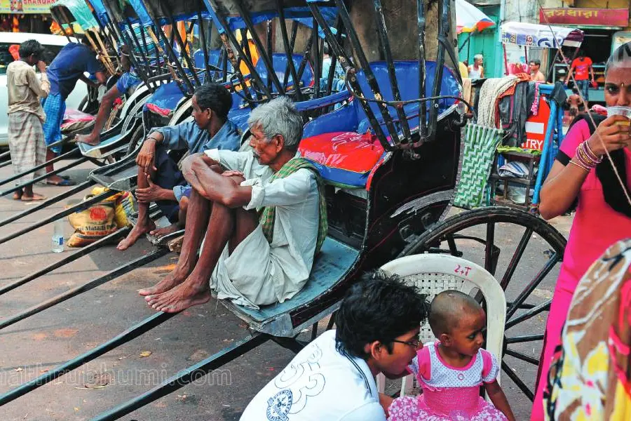 ആ മനുഷ്യന്റെ വിരല്ത്തുമ്പില്നിന്നും ഞാന് ഊര്ന്നുപോയി; മഹാനഗരത്തില് വഴിയറിയാതെ തനിച്ച്...