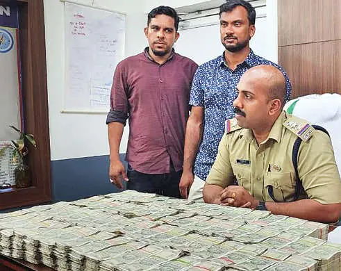 പിടിച്ചെടുത്ത കുഴൽപ്പണവുമായിപോലീസും പ്രതികളും