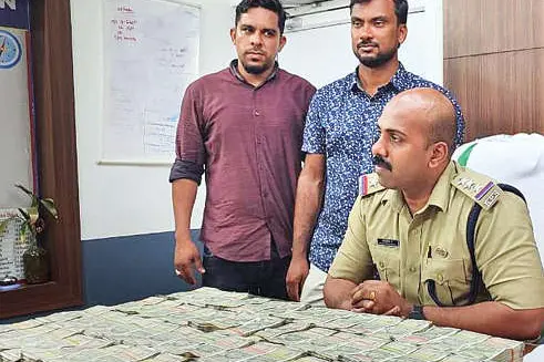 ലൈറ്റ്സെറ്റിനുള്ളിൽ അഞ്ഞൂറിന്റെ കെട്ട്; പോലീസ് പരിശോധിച്ചപ്പോൾ ഒന്നരകോടിയുട കുഴൽപണം