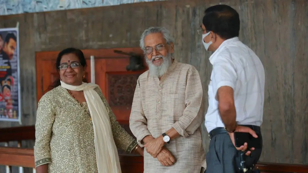 രണ്ടര വര്ഷത്തെ കാത്തിരിപ്പിനൊടുവില് കേരളമൊട്ടാകെ ഇന്നലെ (വെള്ളിയാഴ്ച) റിലീസ് ചെയ്ത ഗ്രാമവൃക്ഷത്തിലെ കുയില് എന്ന സിനിമയുടെ സംവിധായകന് കെ പി കുമാരനും നിര്മാതാവായ ഭാര്യ ശാന്തമ്മ പിള്ളയും കൊച്ചിയില് സവിത തീയറ്ററില് റിലീസിന് സാക്ഷ്യം വഹിക്കാനെത്തിയപ്പോള്