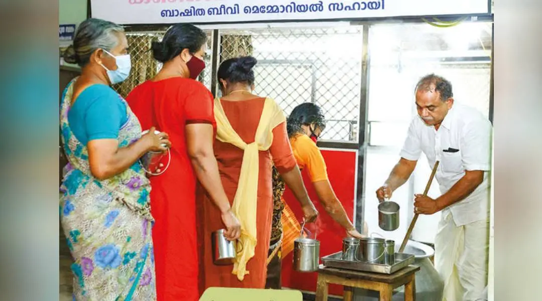 വി.കെ. അഹമ്മദ് കഞ്ഞിവിതരണത്തില്