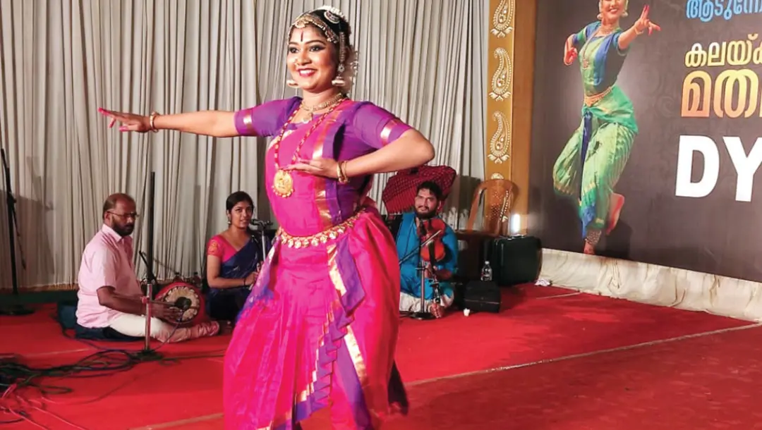 ഡി.വൈ.എഫ്.ഐ.യുടെ നേതൃത്വത്തിൽ സംഘടിപ്പിച്ച പരിപാടിയിൽ നർത്തകി മൻസിയ നൃത്തം ചെയ്യുന്നു