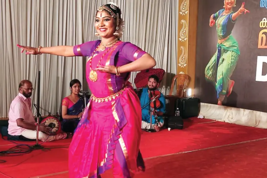 മതമില്ലാതെ നൃത്തമാടി മൻസിയ; വേദിയൊരുക്കി ഡി.വൈ.എഫ്.ഐ.