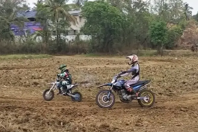 ആറ് വയസുകാരന് മുതിര്ന്നവര്ക്കൊപ്പം മഡ് റേസ് പരീശീലനം; പിതാവിനെതിരേ കേസെടുത്ത് പോലീസ്