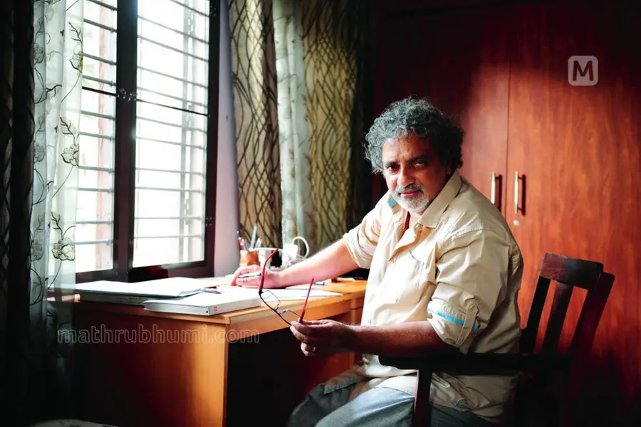 'പൂച്ചയ്ക്ക് മണി കെട്ടേണ്ട പണി എന്റെ ഉത്തരവാദിത്വമായി,സുകുമാര് അഴീക്കോടിനെയാണ് വേദിയില് തടയേണ്ടത്'
