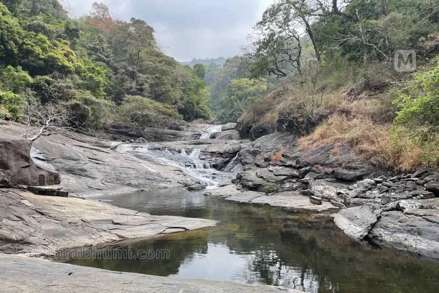 കോട്ട കാക്കും പോലെ കാടും മലനിരകളും, ഒത്ത നടുവില് തട്ടുതട്ടായി തുള്ളിച്ചാടി ഒരു വെള്ളച്ചാട്ടം
