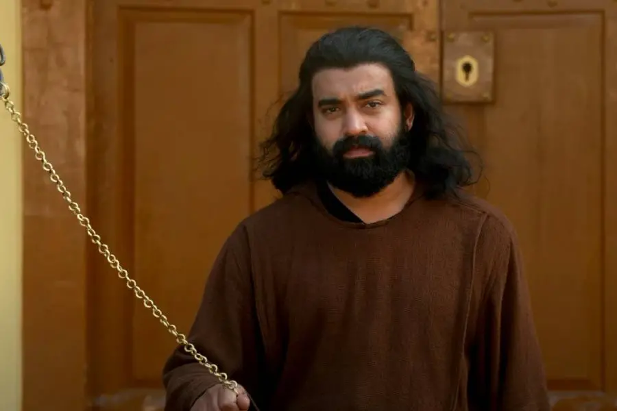 നേരേ ചൊവ്വേ ഇംഗ്ലീഷ് അറിയില്ല, പക്ഷേ പള്ളിക്കകത്ത് അലമ്പുണ്ടാക്കിയാൽ അടിച്ചിരിക്കും ഈ 'വരയൻ'