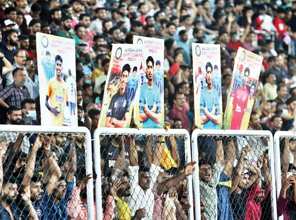 വ്യാഴാഴ്ച പയ്യനാട് സ്റ്റേഡിയത്തില് നടന്ന കേരളം-കര്ണാടകം സന്തോഷ് ട്രോഫി സെമിഫൈനല് കാണാനെത്തിയവര് | Photo: mathrubhumi
