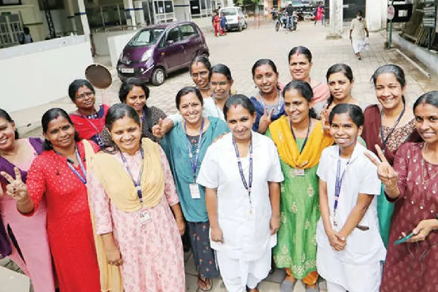 വെള്ളപ്പൊക്ക കാലത്ത് വീട്ടിലെത്തി വാക്സിൻ നൽകിയവർ; കോവിഡിനെ സൂചിയാൽ തോൽപ്പിച്ചവർ...
