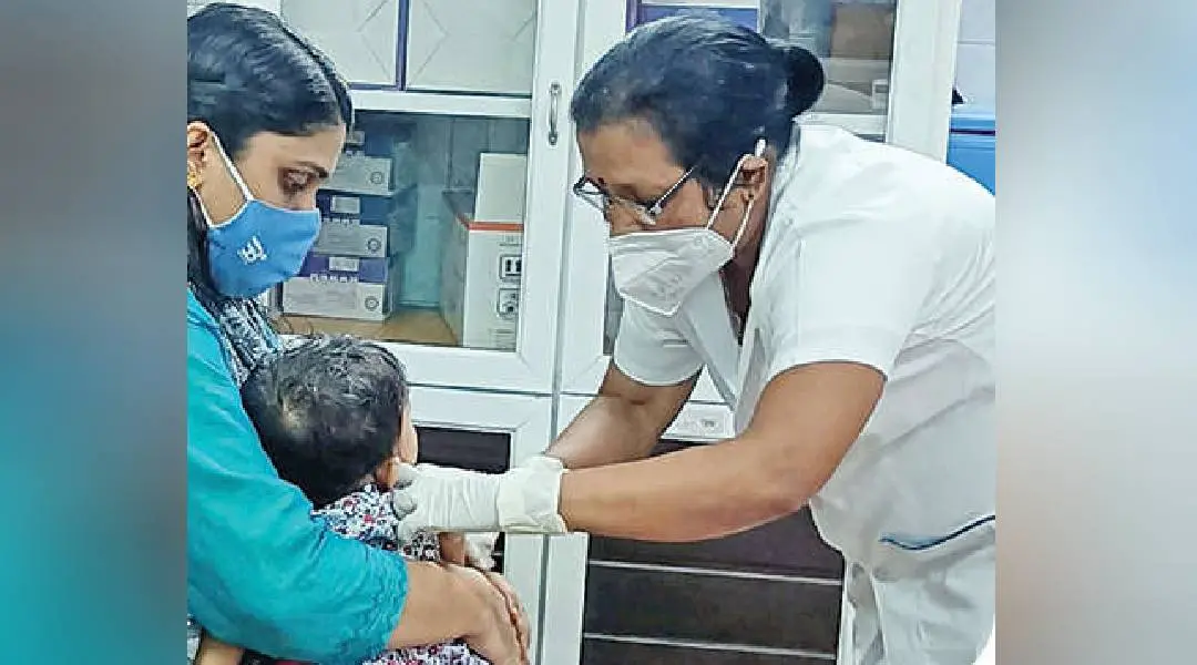 പയ്യന്നൂർ താലൂക്ക് ആസ്പത്രിയിലെ നഴ്സ് ടി.ഭവാനി കുട്ടിക്ക് പ്രതിരോധ കുത്തിവെപ്പെടുക്കുന്നു