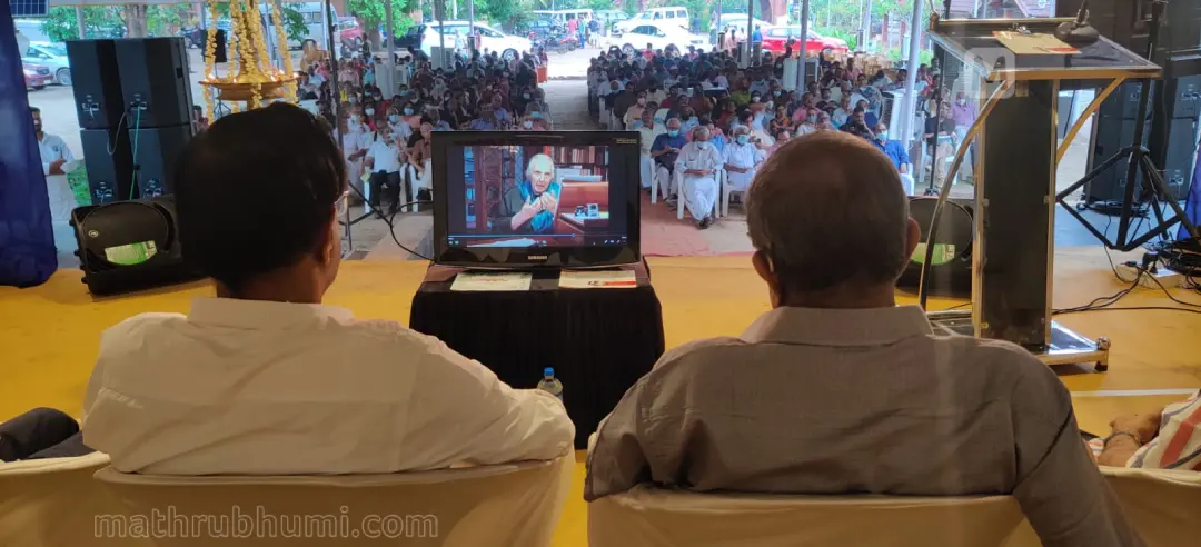 തിരൂര് തുഞ്ചന് പറമ്പില് നടക്കുന്ന തുഞ്ചന് ഉത്സവം റൊമീലാ ഥാപ്പര് ഓണ്ലൈനായി ഉദ്ഘാടനം ചെയ്യുന്നു ആര്ട്ടിസ്റ്റ് മദനന്, പി നന്ദകുമാര് എം.എല്.എ, എം.ടി.വാസുദേവന് നായര്, കവി സച്ചിദാനന്ദന് എന്നിവര് വേദിയില് | ഫോട്ടോ: അജിത്ത് ശങ്കരന്