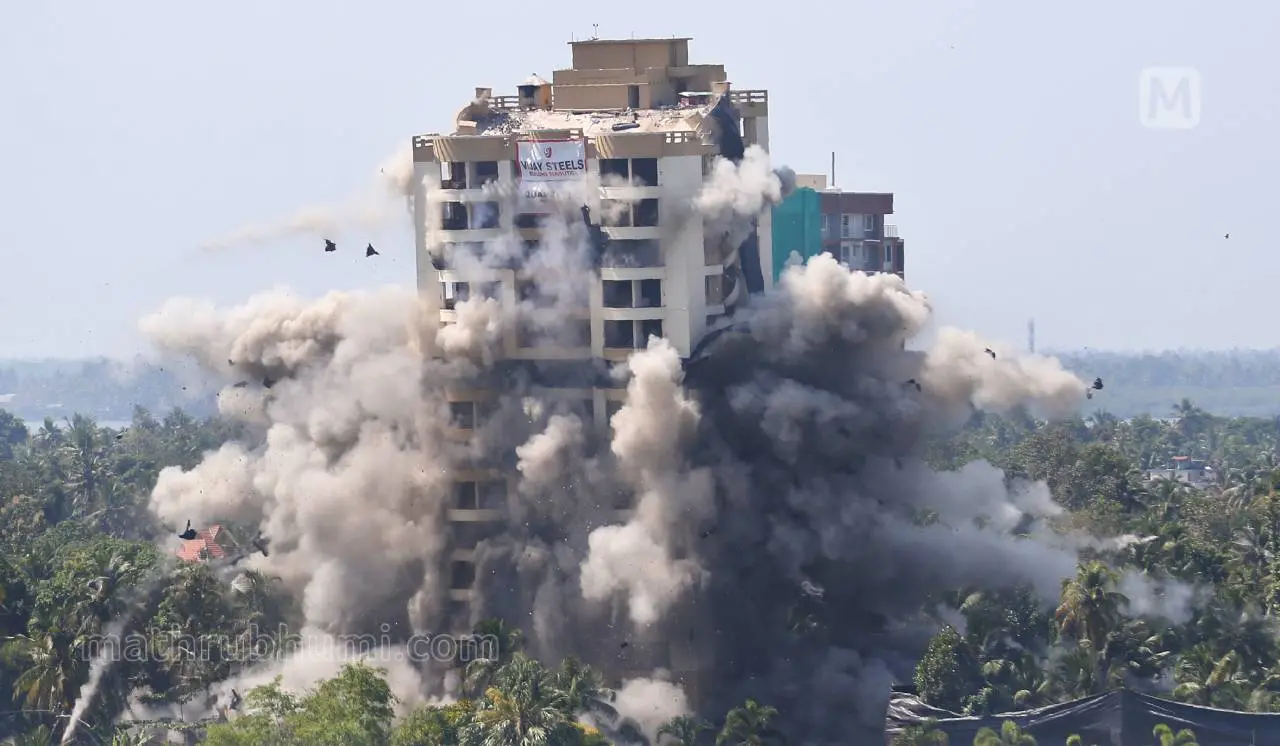 മരടിലെ ഫ്ളാറ്റുകളിലൊന്ന് നിയന്ത്രിത സ്ഫോടനത്തിലൂടെ പൊളിച്ചപ്പോള് | File Photo - Mathrubhumi archives