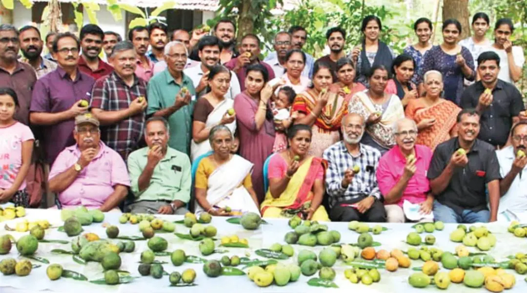 മാങ്ങ മഹോത്സവത്തിൽ പങ്കെടുക്കാനെത്തിയവർ ഗവേഷകർക്കൊപ്പം