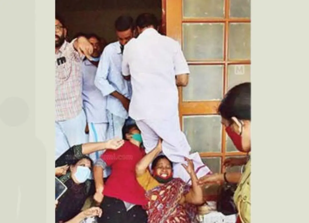 കണ്ണൂർ കോർപ്പറേഷൻ ഓഫീസിലേക്ക് പ്രവേശിക്കുന്ന മേയർ ടി.ഒ.മോഹനനെ കുടുംബശ്രീ പ്രവർത്തകർ മുണ്ടിൽപ്പിടിച്ച് തടയാൻ ശ്രമിക്കുന്നു