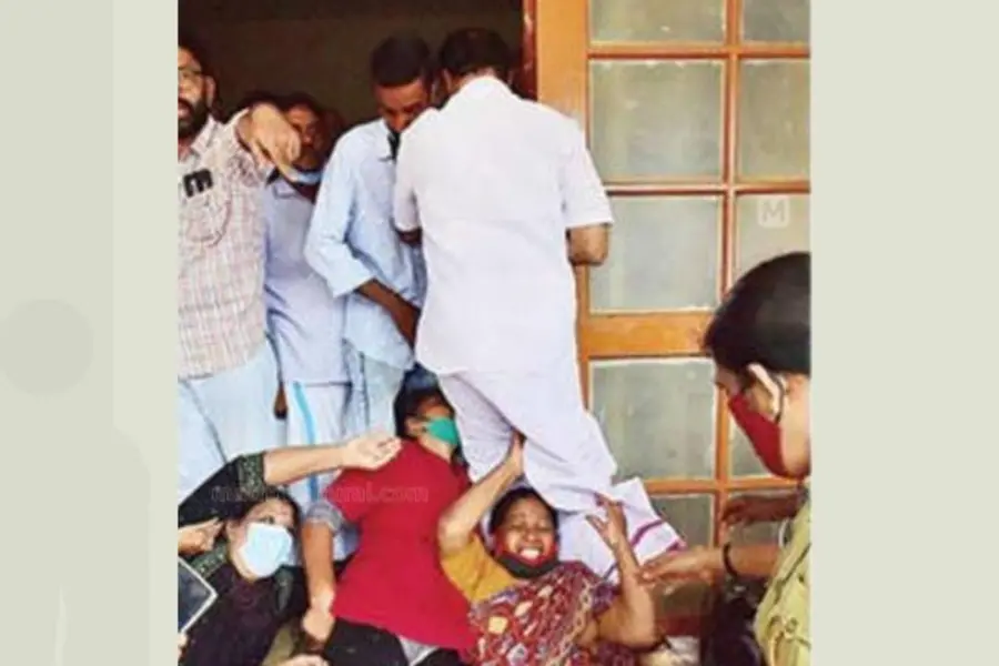 കണ്ണൂരില് കുടുംബശ്രീ പ്രവര്ത്തകര് മേയറെ തടഞ്ഞു; മുണ്ടഴിക്കാന് ശ്രമിച്ചതായി പരാതി
