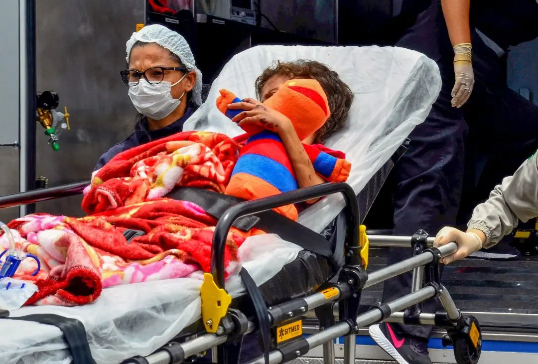 ഗ്ലൗകോ എന്ന കുട്ടിയെ ആശുപത്രിയിലേക്ക് കൊണ്ടുവരുന്നു | ഫോട്ടോ: എ.എഫ്.പി