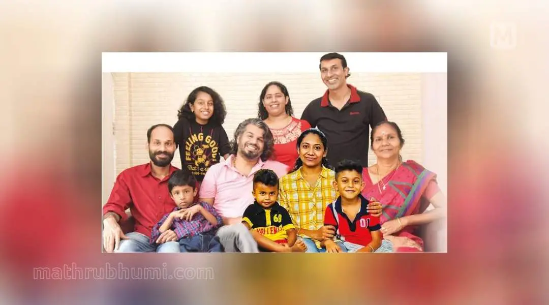 സുമേഷ് ഭാസ്കർ കോമഡി ക്ലബ്ബിലെ അഭിനേതാക്കളായ കമലയും(വലത്ത്) കുടുംബവും