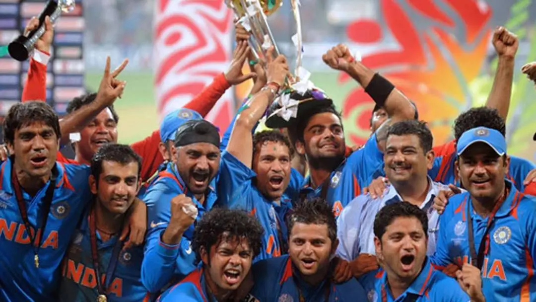 2011 ലോകകപ്പ് കിരീടവുമായി ഇന്ത്യന് ടീം | Photo: Reuters