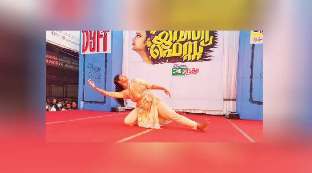 'കല മതത്തിനും ജാതിക്കും അതീതമാവണം' വടകരയില്‍ ഡി.വൈ.എഫ്.ഐ. ജില്ലാ സമ്മേളനത്തിന്റെ ഭാഗമായി നടന്ന യുവതി ഫെസ്റ്റില്‍ നൃത്തംചെയ്യുന്ന വി.പി. മന്‍സിയ