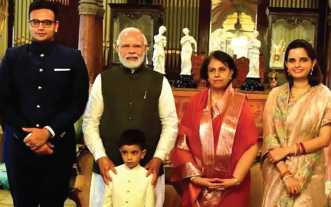 മൈസൂരു രാജാവ് യെദുവീർ കൃഷ്ണദത്ത ചാമരാജ വോഡയാർ, പത്നി ത്രിഷിക, മകൻ ആദ്യവീർ, മഹാറാണി പ്രമോദദേവി എന്നിവർ പ്രധാനമന്ത്രി നരേന്ദ്രമോദിക്കൊപ്പം