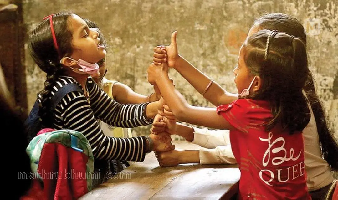 പിടിവിടാത്ത സൗഹൃദം... കോവിഡ് മഹാമാരിയെത്തുടര്ന്ന് അടച്ചിട്ട സ്കൂളുകള് തുറന്നപ്പോള് വര്ഷങ്ങള്ക്കുശേഷം കണ്ടുമുട്ടിയ കൂട്ടുകാരികള് കൈകോര്ത്തു കളിക്കുന്നു. കല്പറ്റ എസ്.ഡി.എം.എല്.പി. സ്കൂളില് നിന്നൊരു കാഴ്ച.
