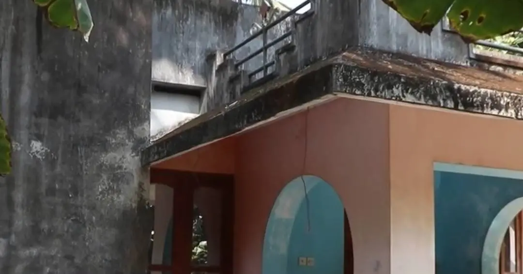 അതിക്രമം നടന്ന വീടുകളില് ഒന്ന് | Screengrab: മാതൃഭൂമി ന്യൂസ്