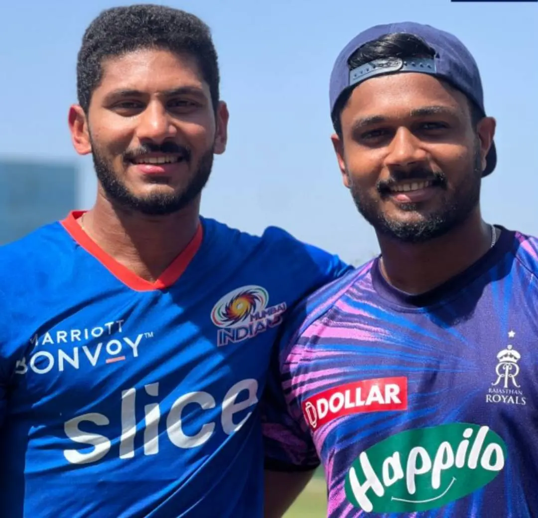 ബേസില് തമ്പിയും സഞ്ജു സാംസണും | Photo: twitter/ Mumbai Indians