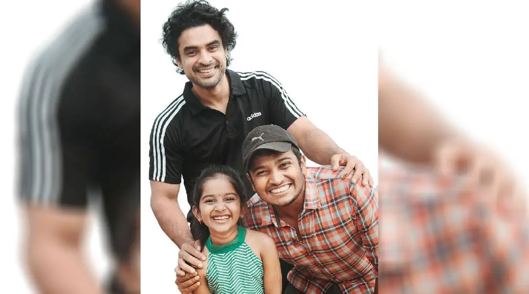 ദേവൂട്ടി ടൊവിനോയ്ക്കും സംവിധായകൻ ബേസിൽ ജോസഫിനുമൊപ്പം