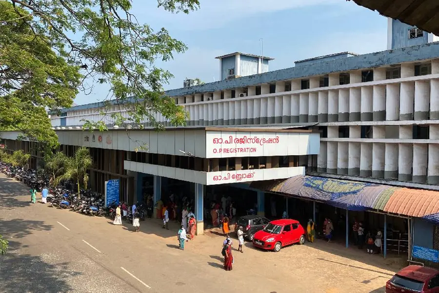 മെഡിക്കൽ കോളേജ് ആശുപത്രിയിൽ കത്തികാട്ടി ആത്മഹത്യാഭീഷണി; രണ്ട് പോലീസ് ഉദ്യോഗസ്ഥർക്ക് പരിക്ക്
