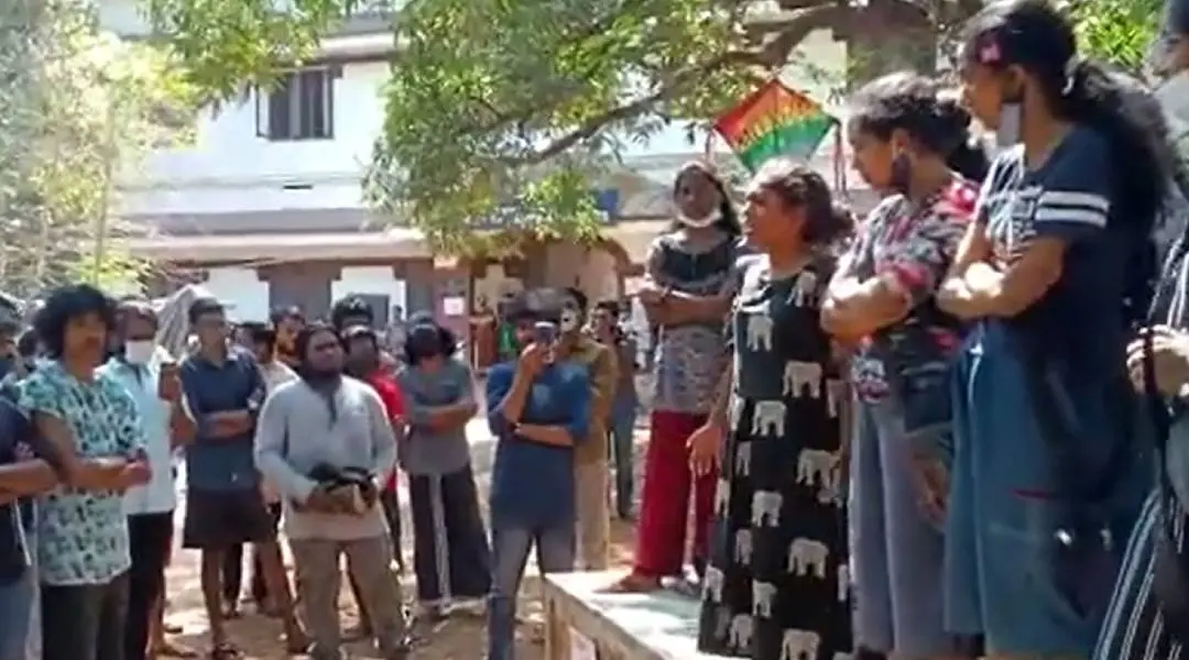 സ്കൂൾ ഓഫ് ഡ്രാമയിൽ നടക്കുന്ന സമരത്തിൽ നിന്ന്