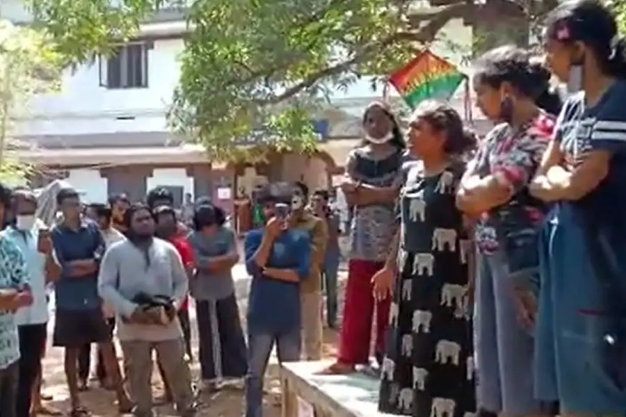 'അധ്യാപകനെ അറസ്റ്റ് ചെയ്യും വരെ സമരം തുടരും; പെൺകുട്ടിക്ക് പരാതി പിൻവലിക്കാൻ സമ്മർദങ്ങളുണ്ട്'