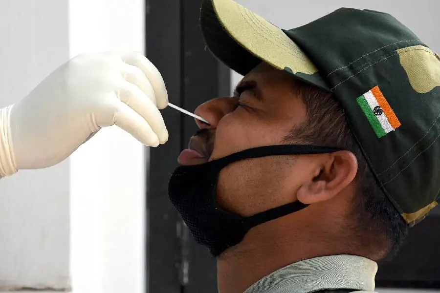കോവിഡ് പരിശോധനാ മാനദണ്ഡത്തിലെ മാറ്റം; ആശുപത്രികള് രോഗപ്പകര്ച്ചഭീതിയില്
