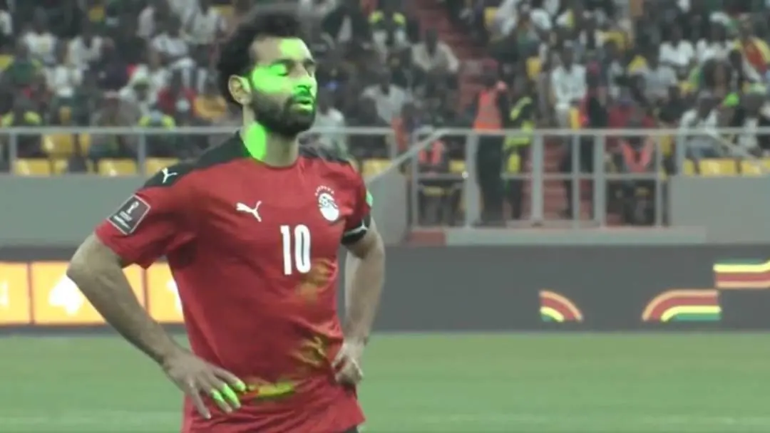 സലായുടെ മുഖത്ത് ലേസര് പ്രയോഗിച്ചപ്പോള് | Photo:Screengrab