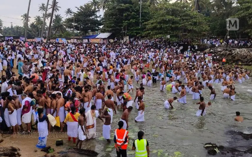 കൊല്ലം തിരുമുല്ലവാരത്തെ ബലിതര്‍പ്പണച്ചടങ്ങ് | ഫോട്ടോ: അജിത് പനച്ചിക്കല്‍ /മാതൃഭൂമി
