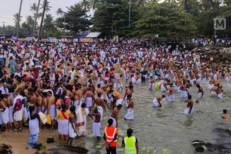 പിതൃസ്മരണയില് കര്ക്കടക വാവുബലി; തര്പ്പണ പുണ്യംതേടി ആയിരങ്ങള്