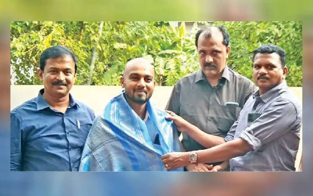 രക്തമൂലകോശം ദാനംചെയ്ത വിഞ്ചു സലിമിനെ പത്തനാപുരം ഗ്രാമപ്പഞ്ചായത്ത് പ്രസിഡന്റ് എസ്.തുളസി അനുമോദിക്കുന്നു. ജീവനം കാൻസർ സൊസൈറ്റി ഭാരവാഹികളായ ബിജു തുണ്ടിൽ, ജോജി മാത്യു ജോർജ് എന്നിവർ സമീപം