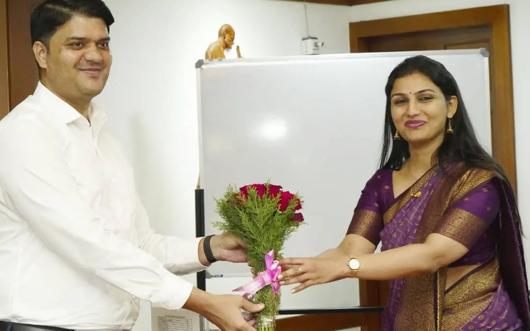 സ്ഥാനമൊഴിയുന്ന കളക്ടര്‍ ജാഫര്‍ മാലിക്കും രേണുരാജും