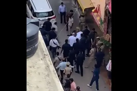 അമിത് ഷായെ 'ചെരിപ്പിടീച്ച്' തെലങ്കാന ബി.ജെ.പി. അധ്യക്ഷന്; വീഡിയോ വൈറല്, വിമര്ശനവുമായി ടി.ആര്.എസ്